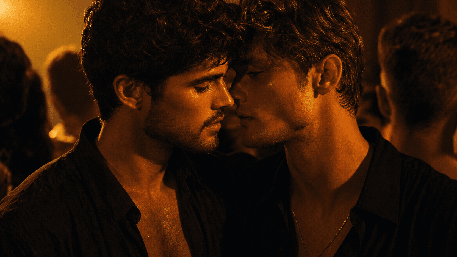Deux hommes gay très proches au bar la nuit, tension romantique