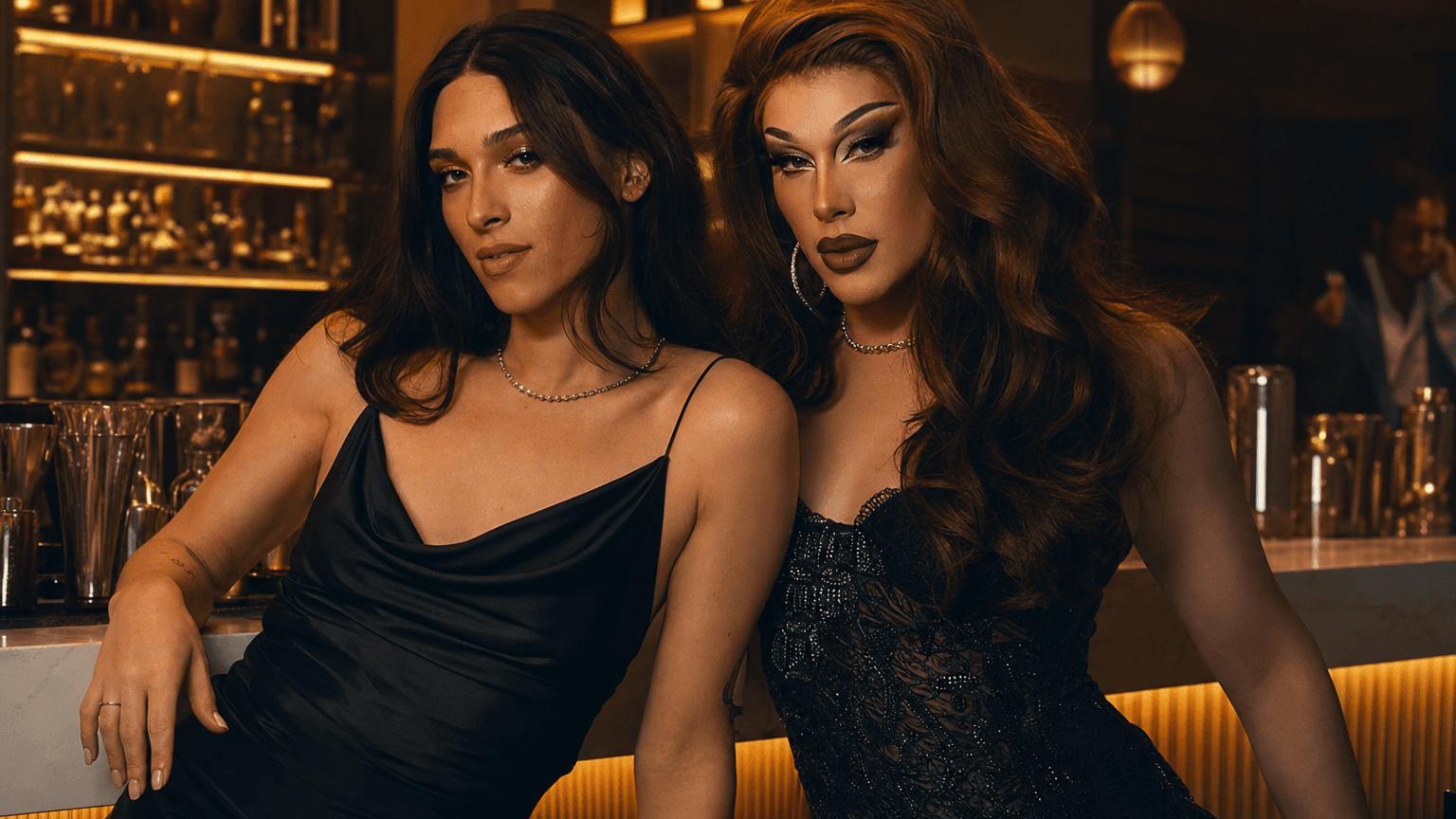 Femme trans aux courbes et trav en robe moulante côte à côte au bar, photo chiaroscuro ambre