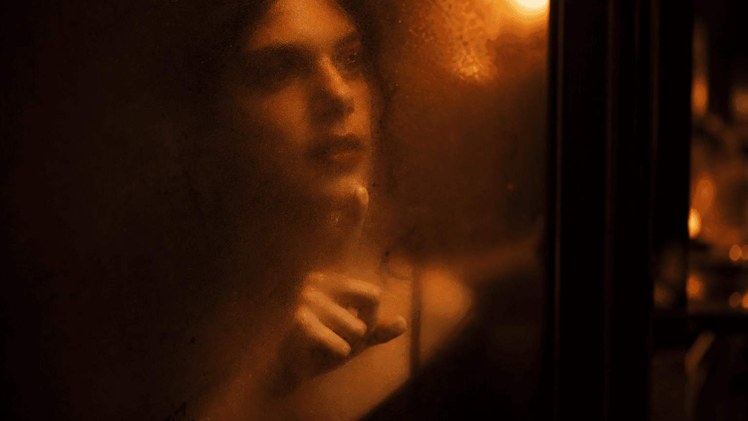 Femme trans derrière vitre givrée, doigt sur le verre, ambiance discrète et sensuelle