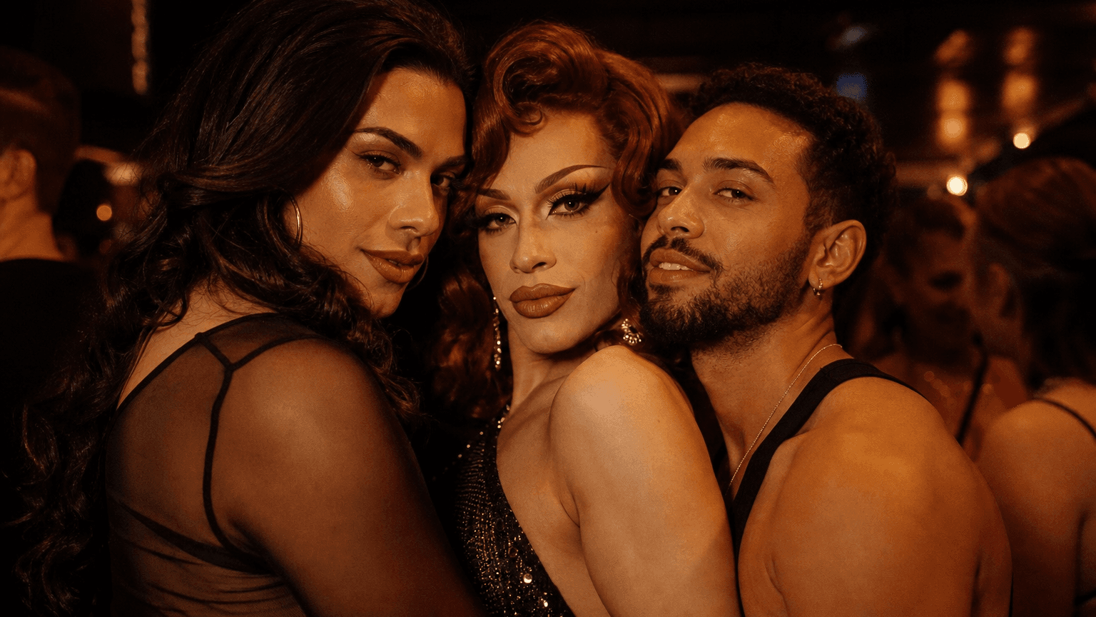 Trio trans, trav et homme gay très proches en club, lumière ambre