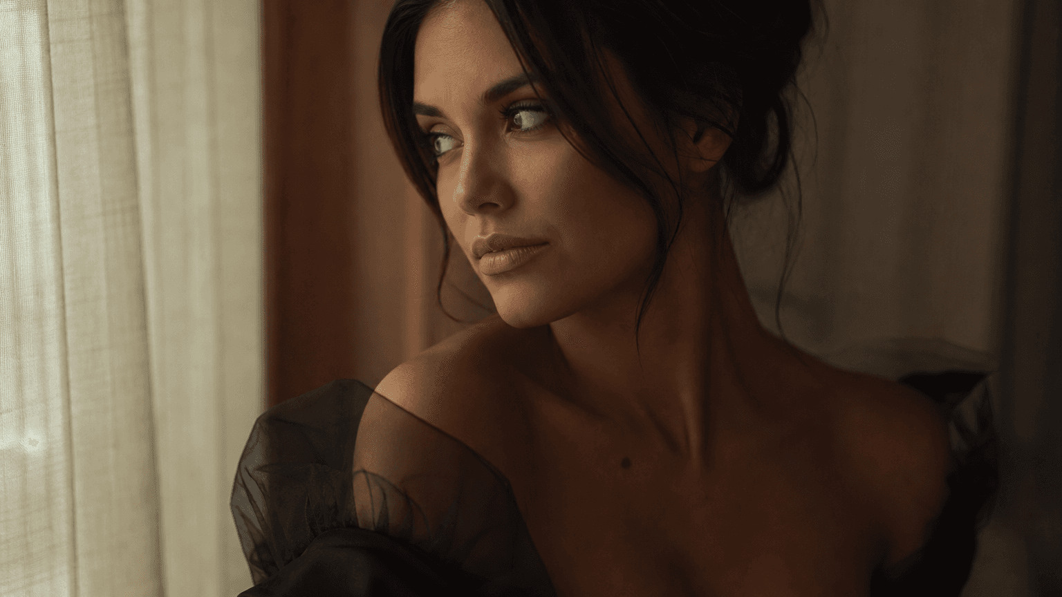 Femme trans en tenue sensuelle, lumière voilée, mood discret