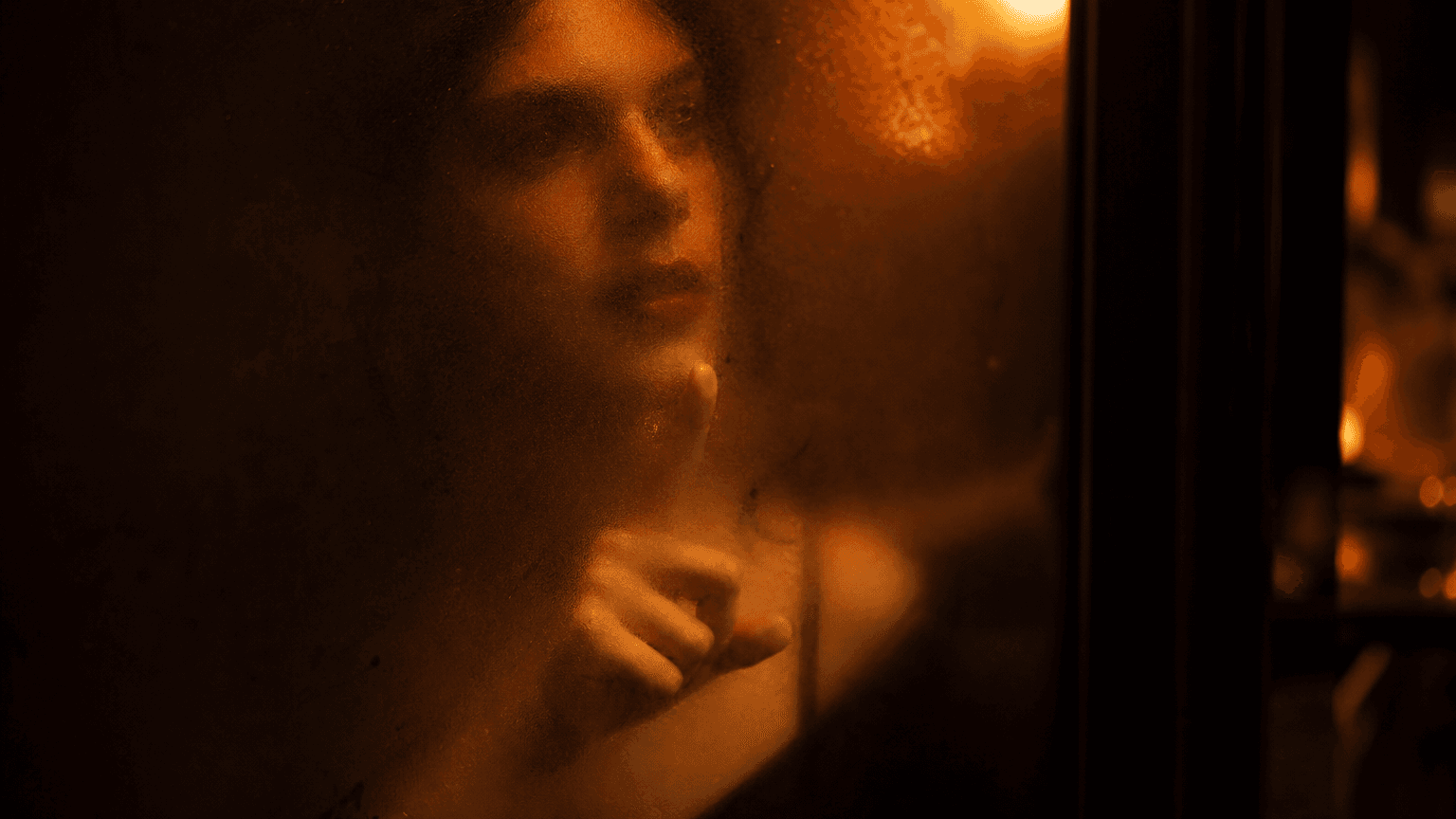 Personne trav entrée club queer Belgique, lumière néon discrète