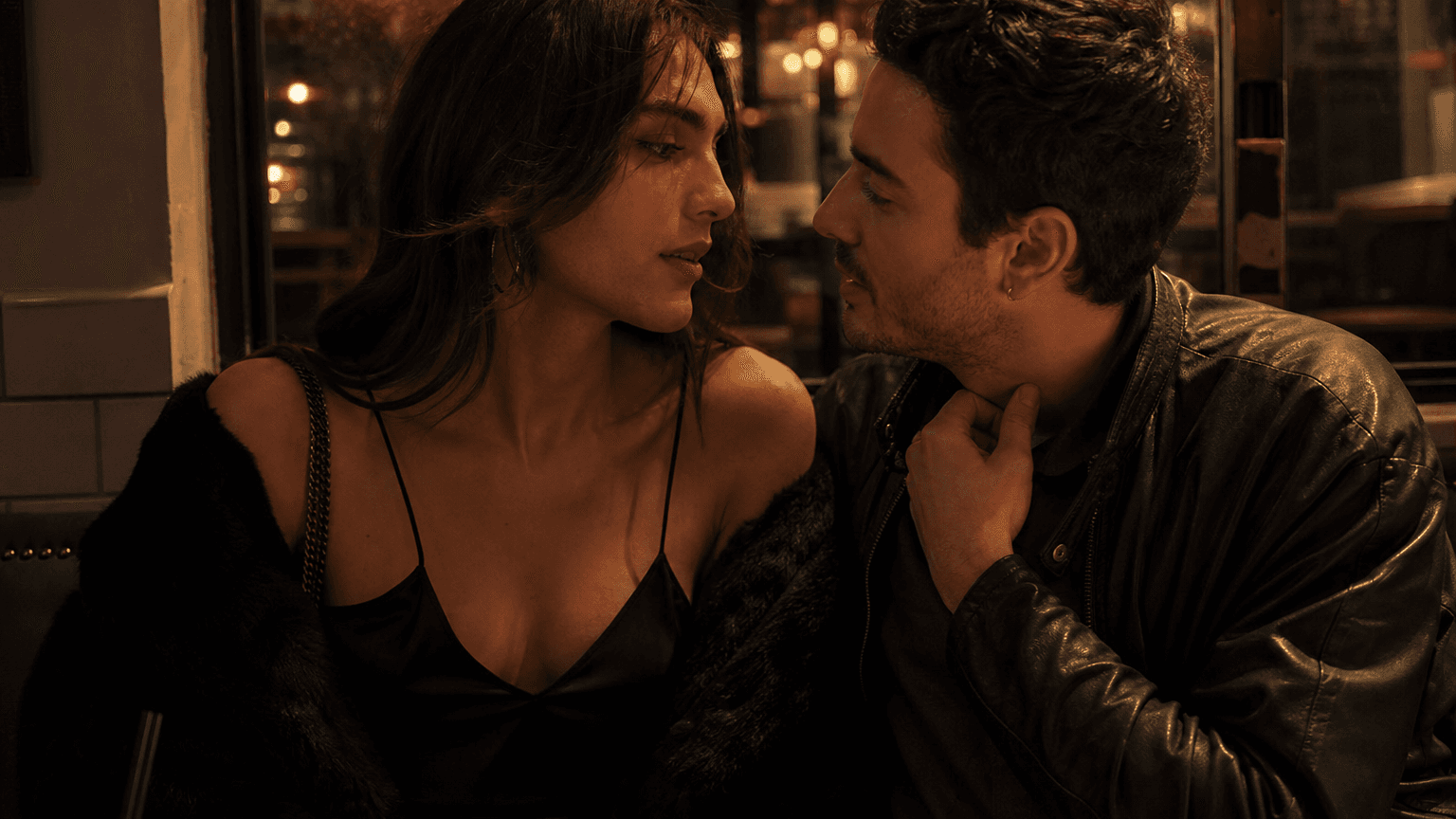 Femme trans et homme gay en café nocturne, rencontre respectueuse et chaleureuse