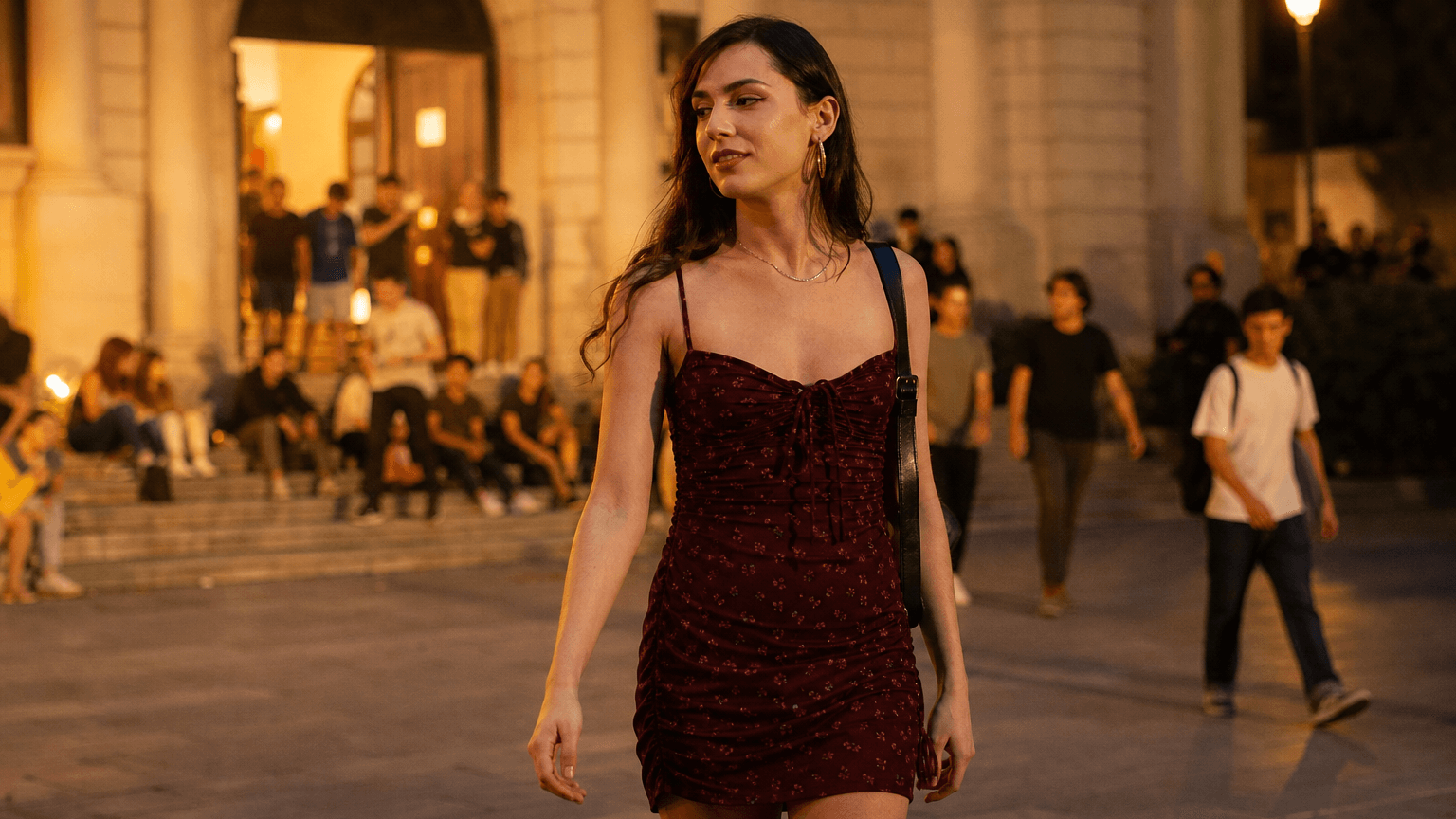 Femme trans en robe courte quittant le campus pour la vie nocturne